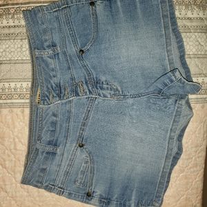 Blue spice denim shorts